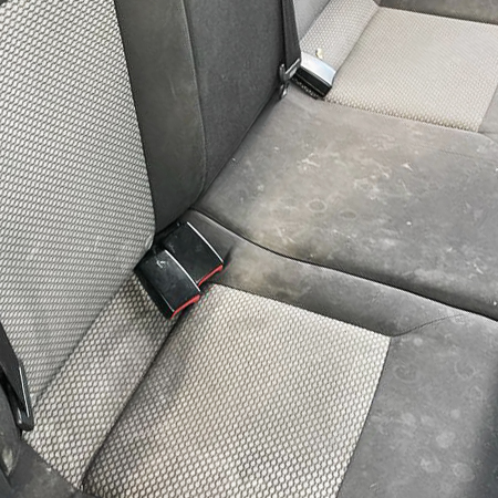 Interior de auto antes del lavado